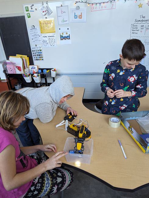 PXL 20231213 180103801